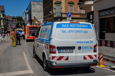 Esslingen-Stadtmitte: Bauarbeiter beschaedigen Gasleitung - Feuerwehr sperrt Bereich ab